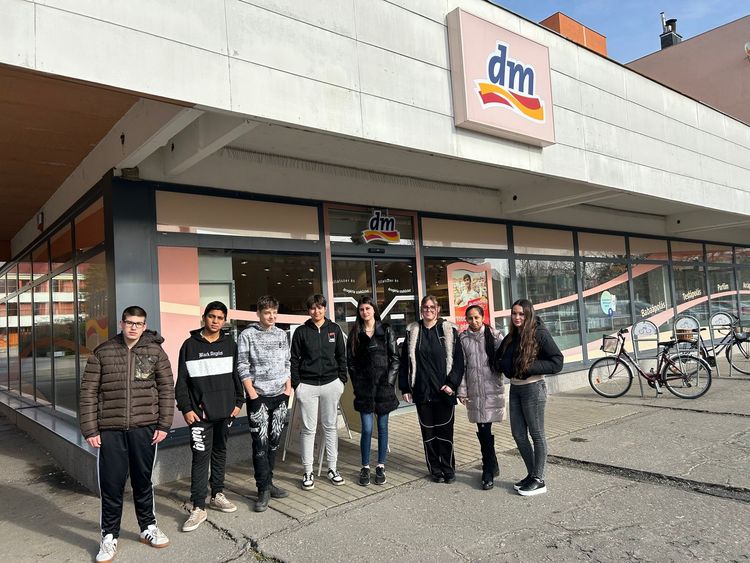 Orientációs évfolyamunk üzemlátogatáson járt a helyi DM üzletben.